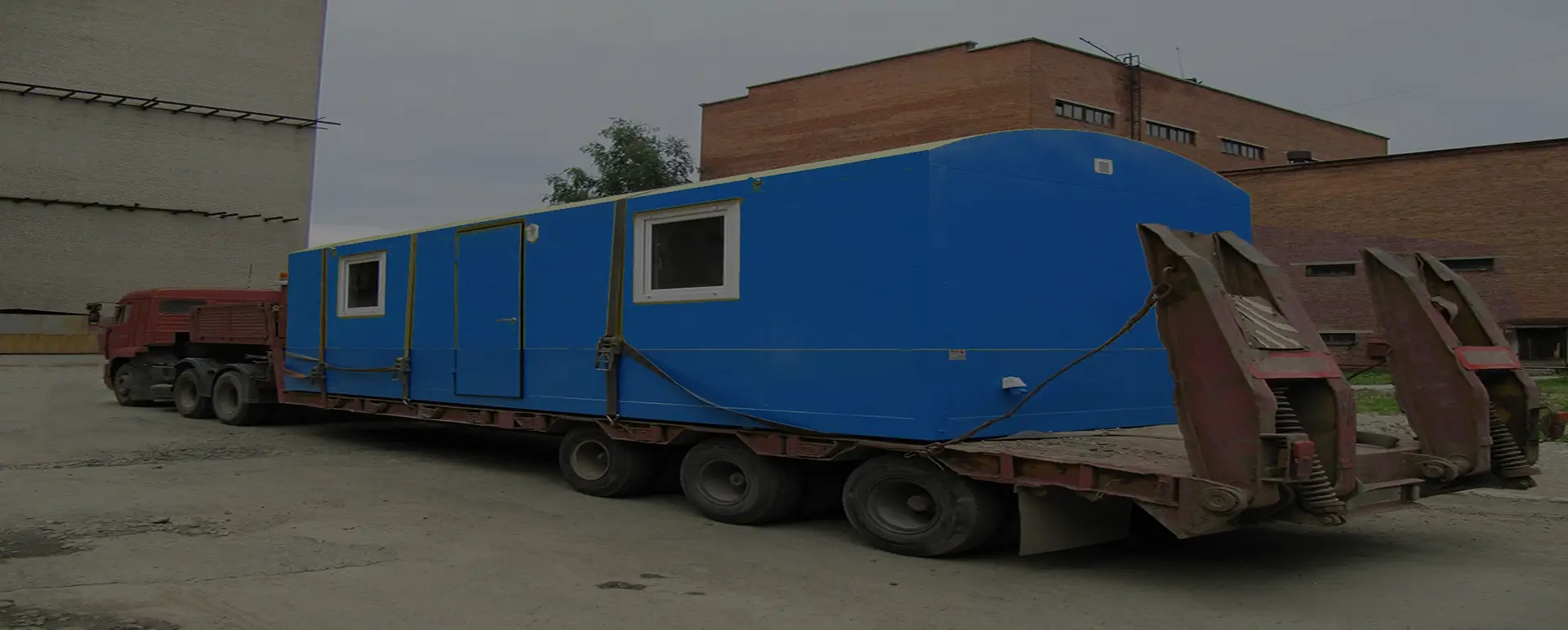 Заказать безопасную и качественную перевозку вагон домов и блок комнат по России из Форносово специализированными низкорамными тралами